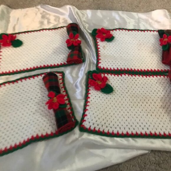 Set of 4 Vintage Handmade Knit Crochet Poinsettias Placemats w/Plaid Napkins - Picture 1 of 5